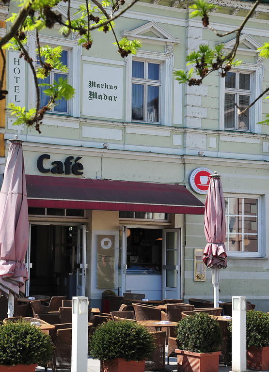 Madar Cafe Central メルク エクステリア 写真